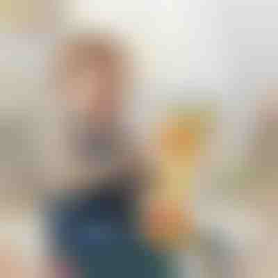 Διαδραστική λούτρινη καμηλοπάρδαλη | GIRADANCE